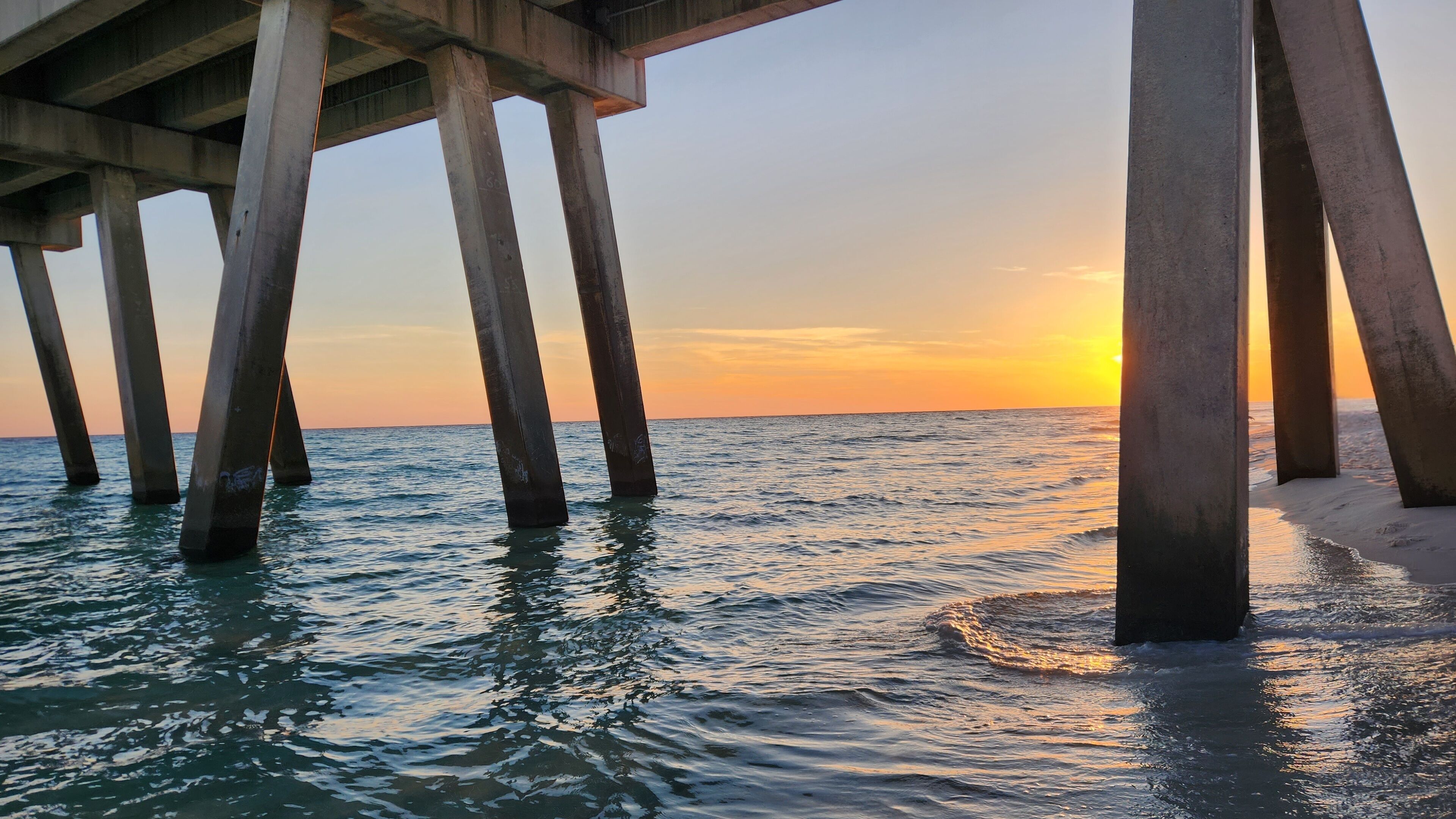 NEW Clean Spacious 1Bed 1 Bath / Located Downtown /20 mins to Beach