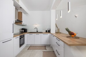 冷蔵庫、オーブン、コンロ、食器洗い機