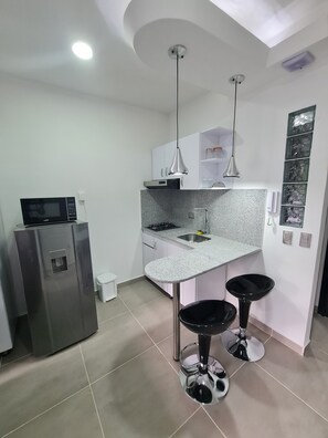 Suite | Eget tekjøkken | Kjøleskap, mikrobølgeovn, kaffetrakter/tekoker og kjøkkenutstyr