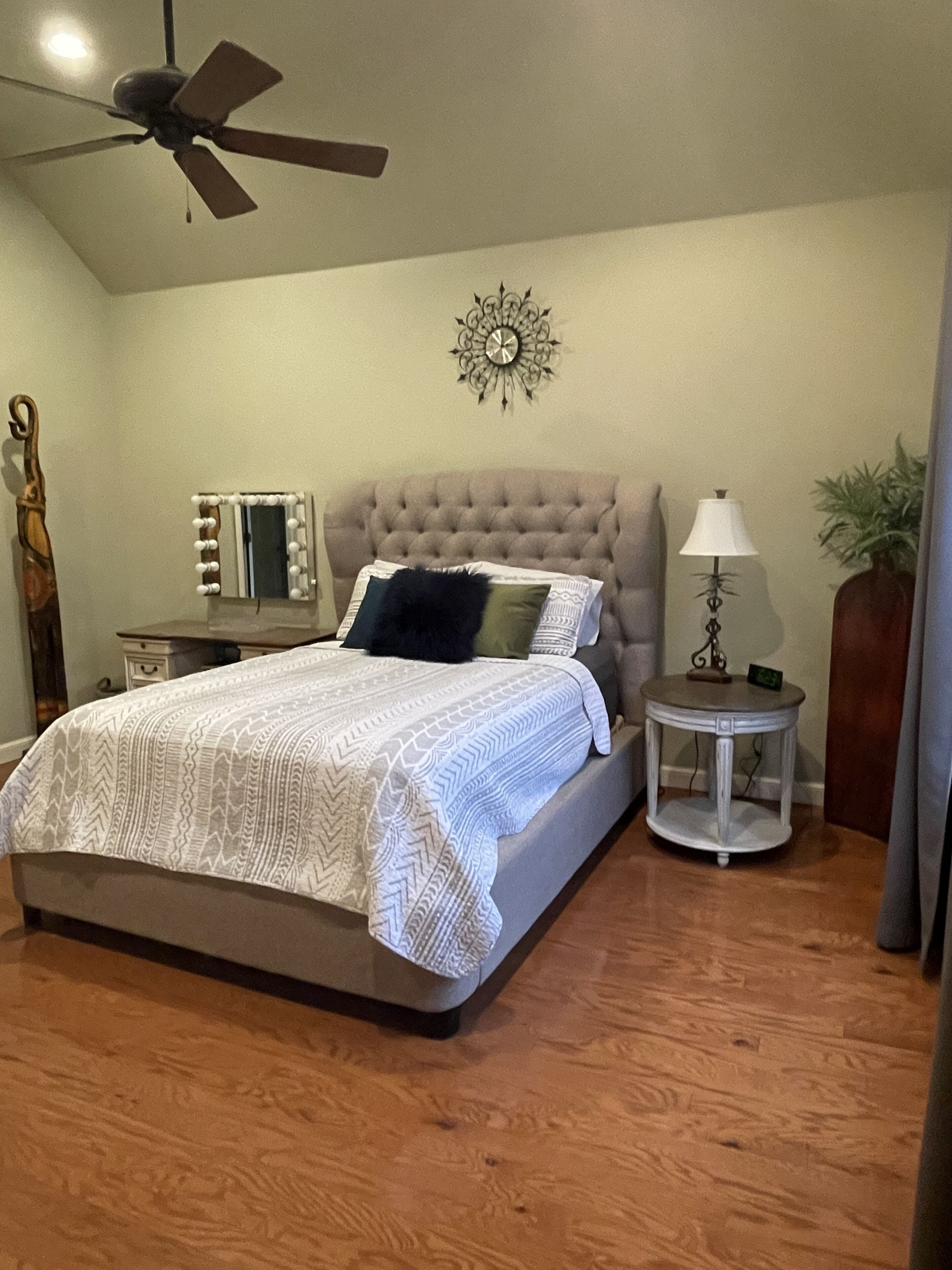 Pet Loving, Fenced, Garage, Near I-35, UCO, OCU, Lazy E, 3 comfortable beds