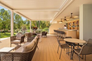 Bar junto a la piscina