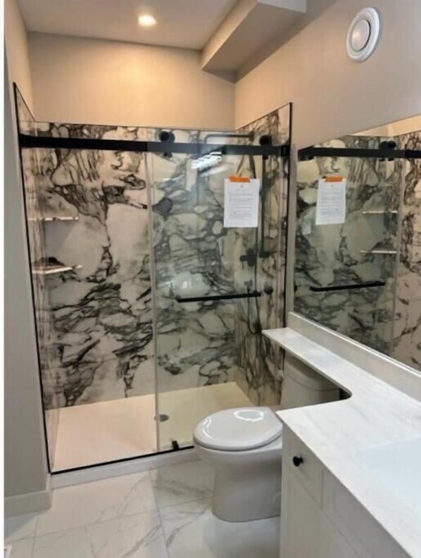 Dusche, Handtücher, Seife, Shampoo