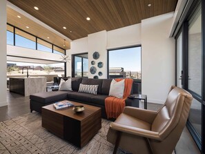 豪華平房, 庭院, 山景 | 客房內保險箱、書桌、遮光布/窗簾、熨斗/熨衣板