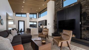 1 habitación, caja de seguridad en la habitación y escritorio