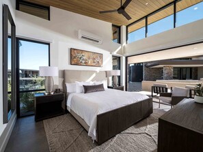 豪華平房, 庭院, 山景 | 客房內保險箱、書桌、遮光布/窗簾、熨斗/熨衣板