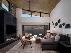 豪華平房, 庭院, 山景 | 客房內保險箱、書桌、遮光布/窗簾、熨斗/熨衣板