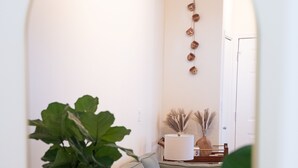 Un salon confortable avec un canapé, une table basse et une plante en pot.