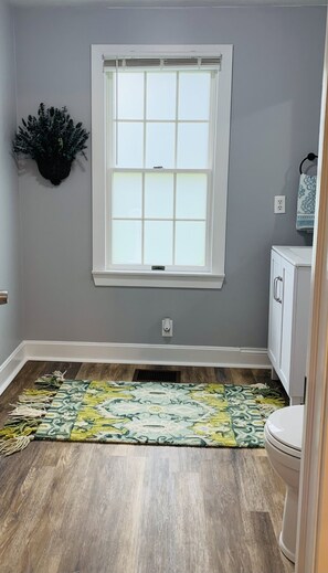 Hair dryer, towels, soap, shampoo - Cozy 1814 farmhouse minutes to wineries, parks, golf and Lake Erie.  (Madison)