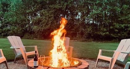 Cozy 1814 farmhouse minutes to wineries, parks, golf and Lake Erie.