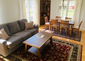 Smart TV, books - Cozy 1814 farmhouse minutes to wineries, parks, golf and Lake Erie.  (Madison)