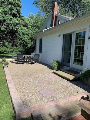 Outdoor dining - Cozy 1814 farmhouse minutes to wineries, parks, golf and Lake Erie.  (Madison)