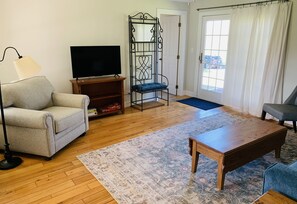 Smart TV, books - Cozy 1814 farmhouse minutes to wineries, parks, golf and Lake Erie.  (Madison)