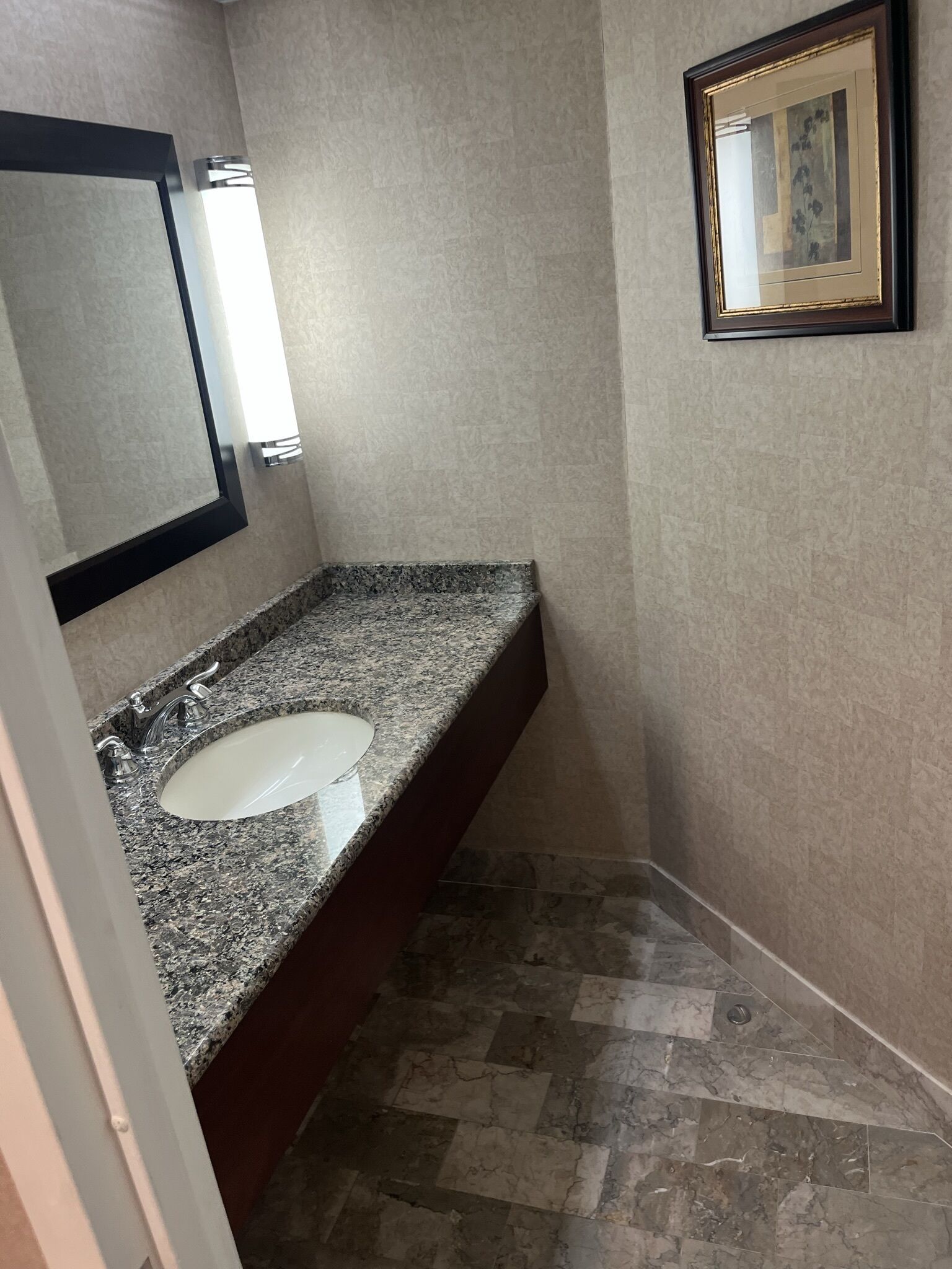 Secadora de cabello, toallas, papel de baño 