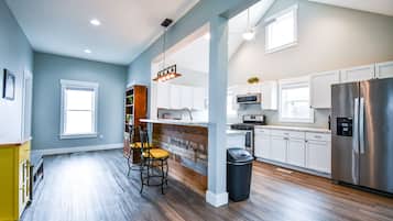 Jääkaappi, mikroaaltouuni, uuni, liesi