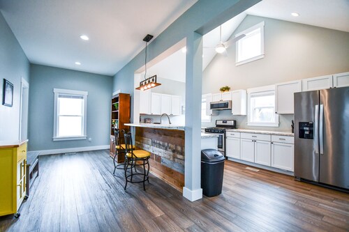 Home w/ King Suite 4 Mins to DAY Airport 