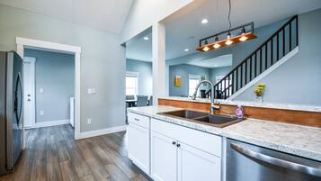 Jääkaappi, mikroaaltouuni, uuni, liesi