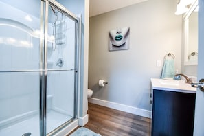 Shower, hair dryer, towels, soap - Home w/ King Suite 4 Mins to DAY Airport (Vandalia)