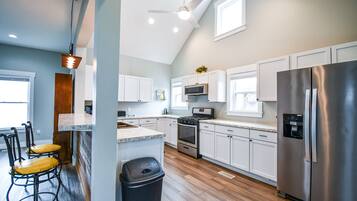 Jääkaappi, mikroaaltouuni, uuni, liesi