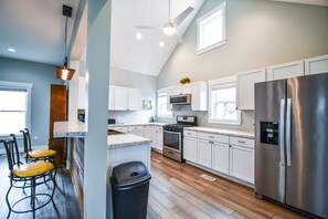 Frigorífic, microones, forn i placa de cuina 