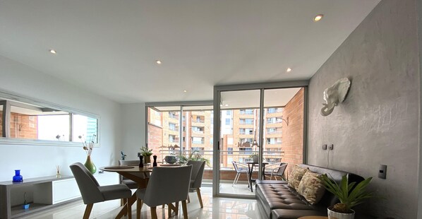 Smart TV - Elegance in El Poblado! 5 minutes from Provenza. Explore restaurants nearby. (Medellín)