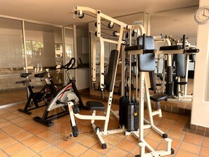Fitness facility - Elegance in El Poblado! 5 minutes from Provenza. Explore restaurants nearby. (Medellín)