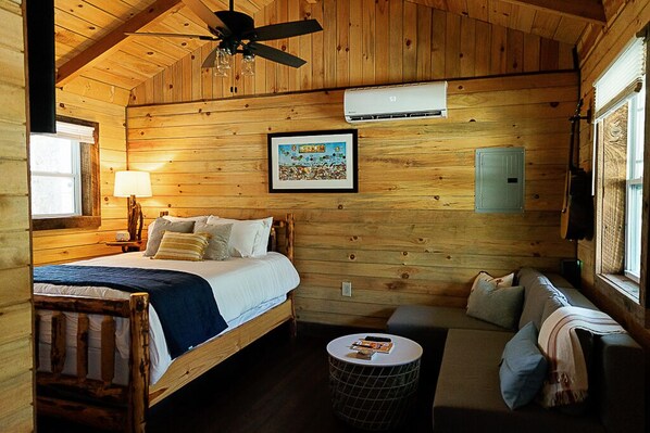 1 bedroom, WiFi, bed sheets - "Stars Hollow" Cozy Mini Cabin Stay - RRG (Rogers)