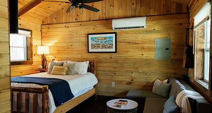 "Stars Hollow" Cozy Mini Cabin Stay - RRG