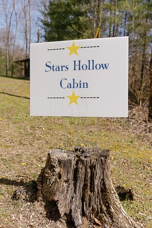 Property grounds - "Stars Hollow" Cozy Mini Cabin Stay - RRG (Rogers)