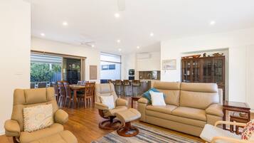 Smart TV, DVD player, livros, aparelho de som