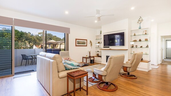 Smart TV, DVD player, books, stereo