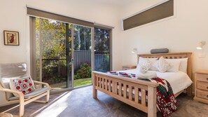 3 habitaciones, escritorio y tabla de planchar con plancha 