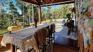 Recanto dos Pássaros na Serra em Rancho Queimado com Piscina Aquecida | 客廳 | 32 吋智能電視連數碼電視頻道、Netflix、串流服務