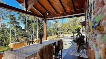 Recanto dos Pássaros na Serra em Rancho Queimado com Piscina Aquecida | Living area | 32-inch Smart TV with digital channels, Netflix, streaming services