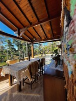 Recanto dos Pássaros na Serra em Rancho Queimado com Piscina Aquecida | Área de estar | Smart TV 32 polegadas com canais digitais, Netflix