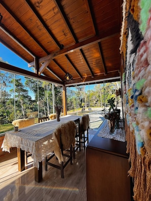 Recanto dos Pássaros na Serra em Rancho Queimado com Piscina Aquecida | Living area | 32-inch Smart TV with digital channels, Netflix, streaming services