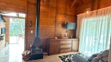 Recanto dos Pássaros na Serra em Rancho Queimado com Piscina Aquecida | Living area | 32-inch Smart TV with digital channels, Netflix, streaming services