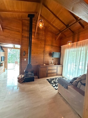 Recanto dos Pássaros na Serra em Rancho Queimado com Piscina Aquecida | Living area | 32-inch Smart TV with digital channels, Netflix, streaming services