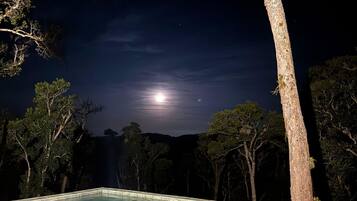 Vista frontal de la propiedad por la tarde o noche