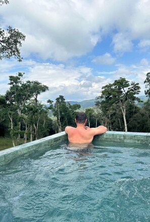 Recanto dos Pássaros na Serra em Rancho Queimado com Piscina Aquecida | Außen-Whirlpool