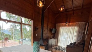 Recanto dos Pássaros na Serra em Rancho Queimado com Piscina Aquecida | 客廳 | 32 吋智能電視連數碼電視頻道、Netflix、串流服務