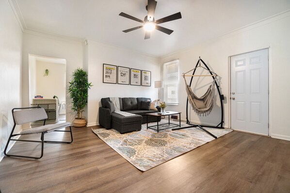 スマートテレビ、書庫、書斎 / ワークスペース、PC モニター