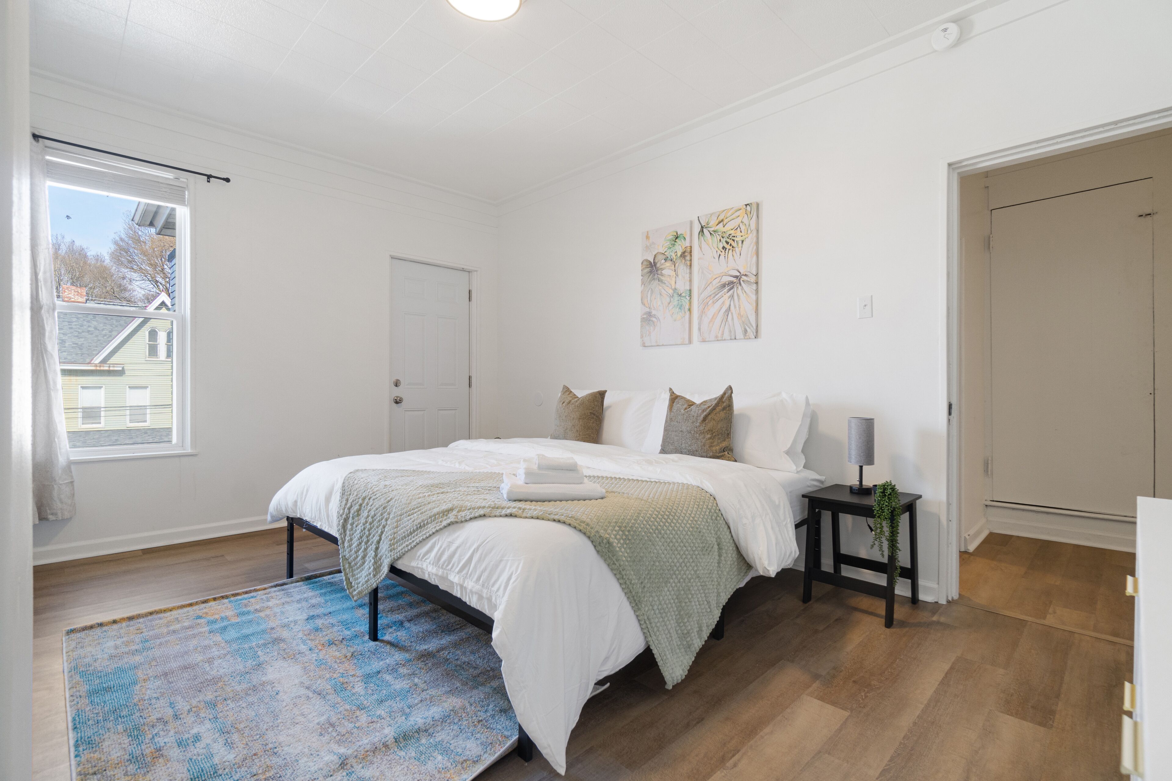 3 bedrooms, desk, WiFi, bed sheets