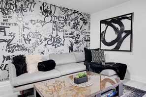 Smart-tv, tafelvoetbal, boeken en een kantoor