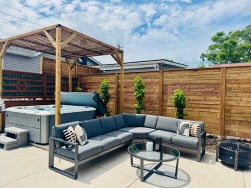 Hot Tub/Outdoor Sauna/Heated Pool/5 Min To Falls