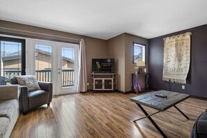 Smart TV - Daydream Den | Central | Family-Friendly | Garage (Invermere)