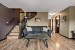 Smart TV - Daydream Den | Central | Family-Friendly | Garage (Invermere)