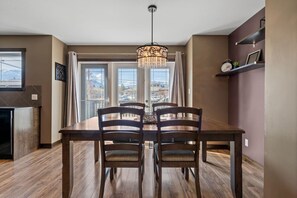 Dining - Daydream Den | Central | Family-Friendly | Garage (Invermere)