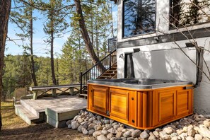 Outdoor spa tub - Big Horn Hideaway | Hot Tub | Fireplace | Backyard (Radium Hot Springs)