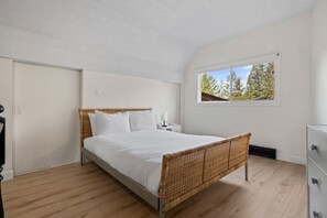 3 bedrooms, desk, travel crib, free WiFi