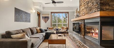 Smart-TV, Kamin, Bücher